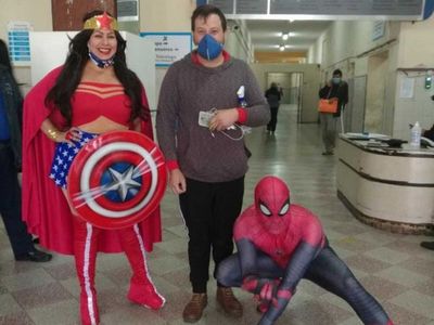 El Hombre Araña visitó a Luquitas en el hospital