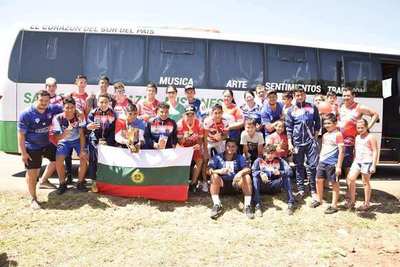 Emotivo recibimiento a la Sub 16 del Club 15 de Mayo tras representar al país en Chile - Digital Misiones