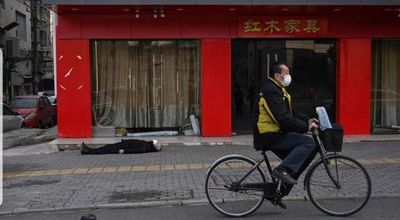 Un hombre yace muerto en medio de la calle: la imagen que captura la crisis del coronavirus de Wuhan - Digital Misiones