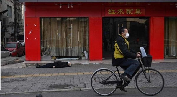 Un hombre yace muerto en medio de la calle: la imagen que captura la crisis del coronavirus de Wuhan - Digital Misiones