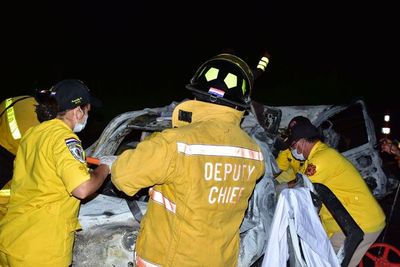 Destacable labor de los bomberos y policías en el accidente de ayer - Digital Misiones