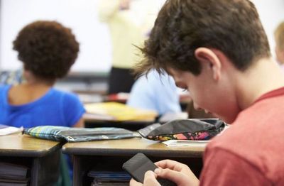Desde este 2020, celulares en clase sólo si el docente permite - Digital Misiones