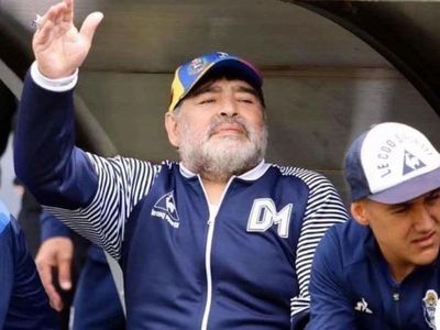Maradona seguirá como entrenador de Gimnasia hasta 2021, según su agente