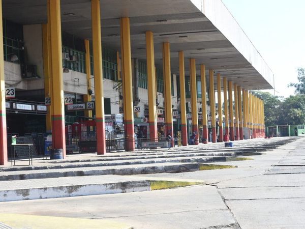 Terminal de Asunción vacía por protesta de empresarios