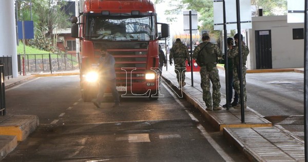 Puente de la Amistad: A diario ingresan y salen unos 350 vehículos