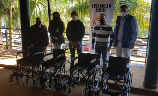 Municipalidad de CDE entrega sillas de ruedas al Hospital Regional