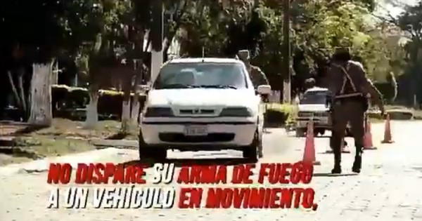 ¿Difícil resistir un archivo? En video, Policía recordaba cómo no usar arma reglamentaria