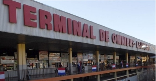 Buses exigen rebaja de las tasas de embarque en 50%