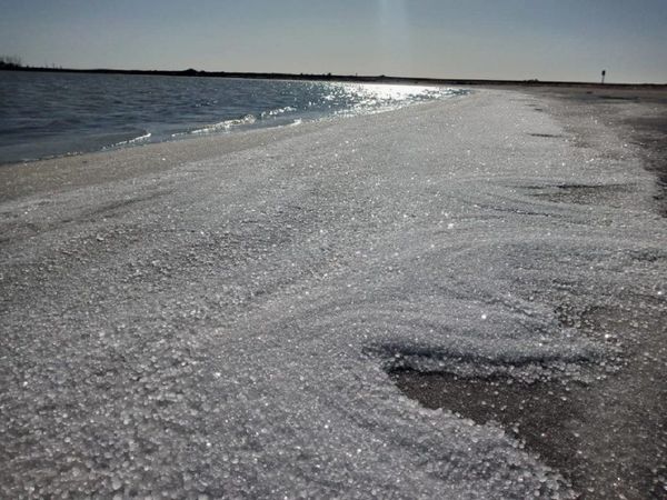 Nieve salada en el Lago Epecuén, un típico fenómeno natural