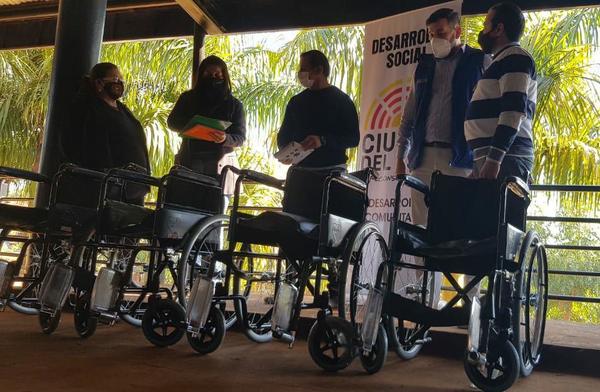 CDE: Municipalidad entrega sillas de ruedas al Hospital Regional