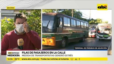 Fila de pasajeros en la calle - ABC Noticias - ABC Color