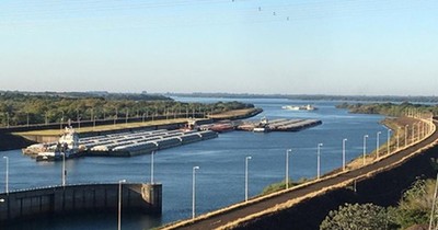 Unas 170 barcazas pasaron tras el vertimiento de agua en el río Paraná