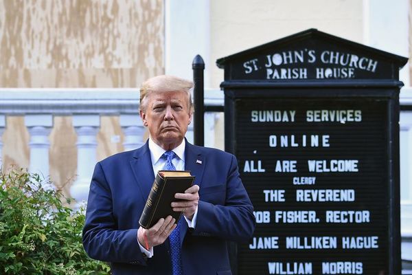 Casa Blanca defiende aparición de Trump biblia en mano frente a un templo - Mundo - ABC Color