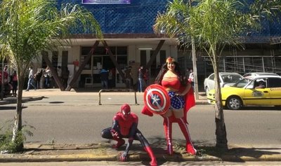 “La Mujer Maravilla” y “Spiderman” visitaron a Lucas | Crónica