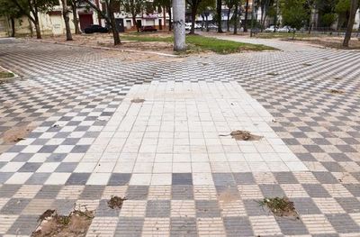 Piden rehacer arreglos en pisos de históricas plazas - Locales - ABC Color