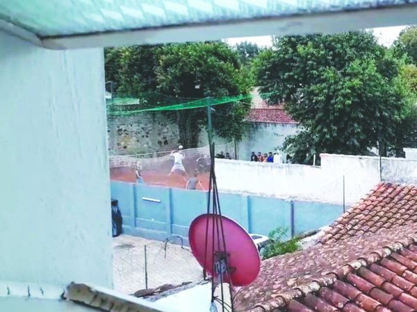 Jugadores de Primera pillados jugando piki