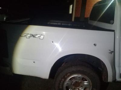 Violentos invasores queman puente y rocían a balazos camioneta guiada por un capataz