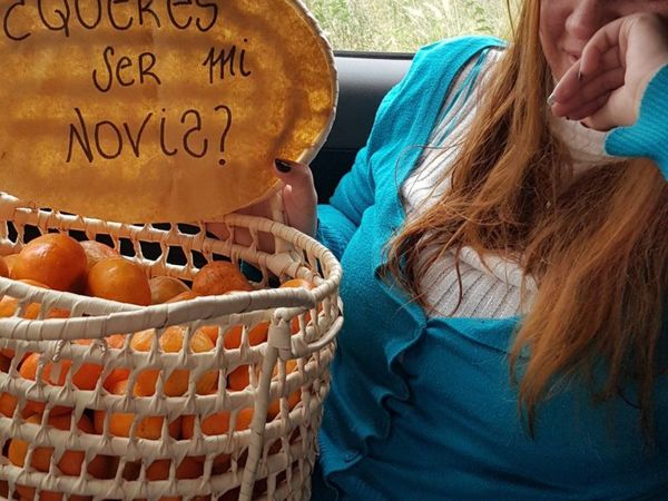 Pidió que sea su novia con canasta de mandarinas