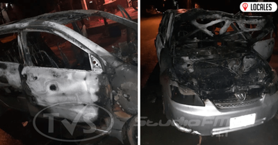 Fuego destruyó un automóvil y presumen que la causa fue un cortocircuito