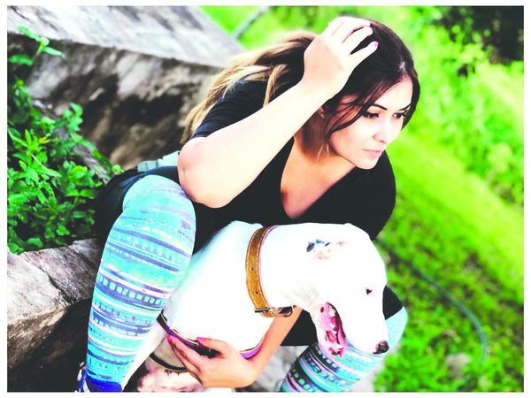 Acusan a exmodelo de robar un perrito