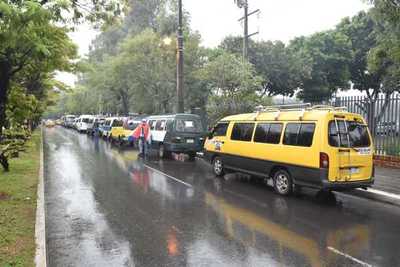 Transportes escolares van a la costanera para reclamar subsidio » San Lorenzo PY