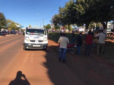 MENOR AL MANDO DE UNA  MOTOCICLETA SE SALVA DE MILAGRO TRAS CHOCAR CON UNA CAMIONETA.