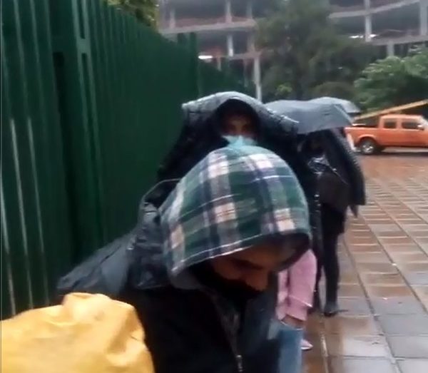 Bajo la lluvia, usuarios de ANDE esperan ser atendidos