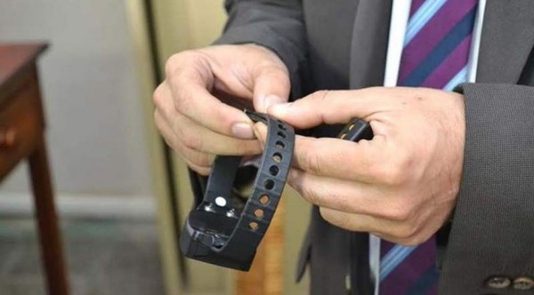 Ingresantes al país podrían usar pulseras electrónicas durante cuarentena en casa
