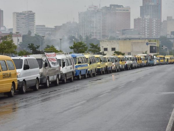 Caravana de transportes escolares en reclamo por falta de ayuda ante crisis