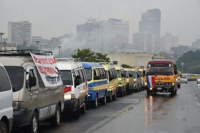 Transportistas escolares se movilizan para pedir diálogo con el Gobierno en el marco de la pandemia - Nacionales - ABC Color