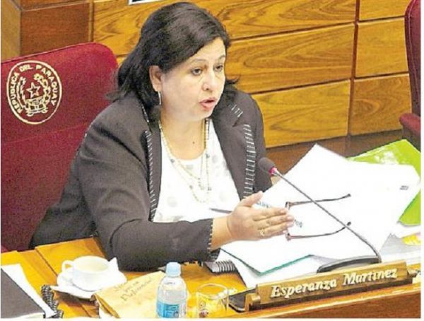 Senadora condena "agresión machista" de Roberto Pérez