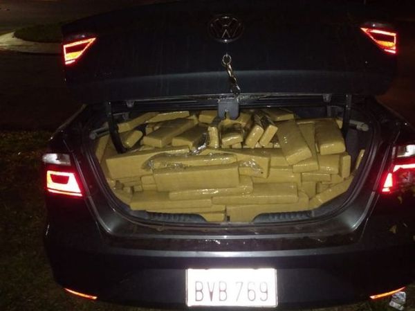 Brasil: Incautan vehículo repleto de marihuana de producción paraguaya