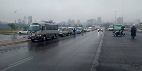 HOY / Transportistas escolares exigen asistencia del Gobierno en caravana