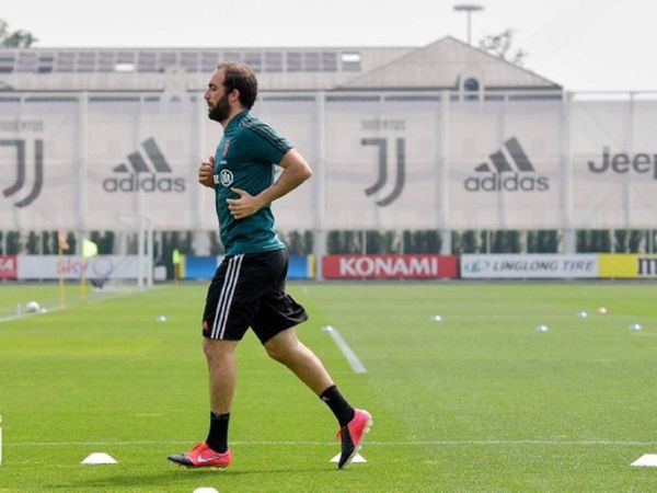 Higuaín sufre molestias musculares, pero exámenes excluyen lesión grave