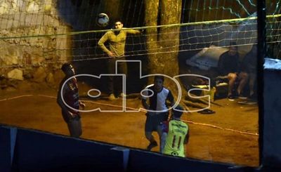 Arresto domiciliario para futbolistas que jugaban piki voley en cuarentena - Nacionales - ABC Color