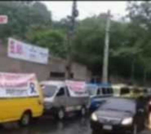 Caravana de transportistas escolares, piden asistencia del Gobierno  - Paraguay.com