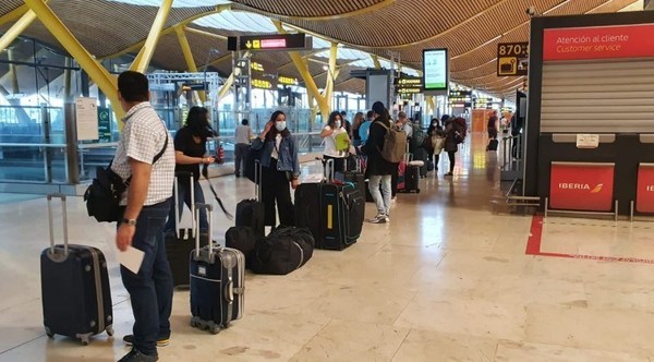 Más de 300 compatriotas llegaron hoy de España