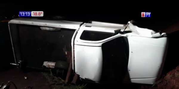 Itapúa : Camión pierde una rueda y provoca vuelco | Noticias Paraguay