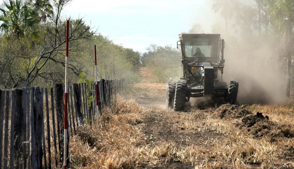 Gobierno continua abriendo picadas en línea fronteriza con Bolivia - El Trueno