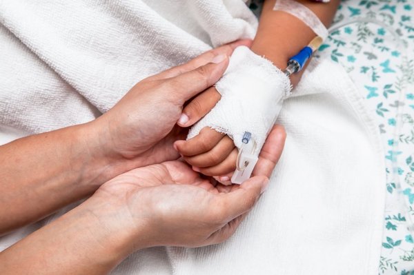 Madre de niño intoxicado con alcohol fue imputada