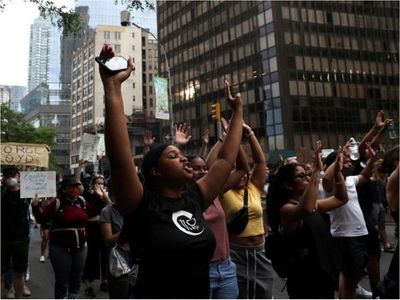 Miles arropan al hermano de Floyd en otro día de protestas