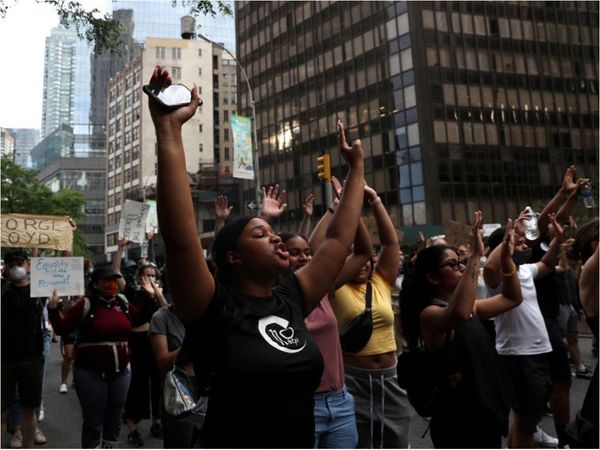Miles arropan al hermano de Floyd en otro día de protestas
