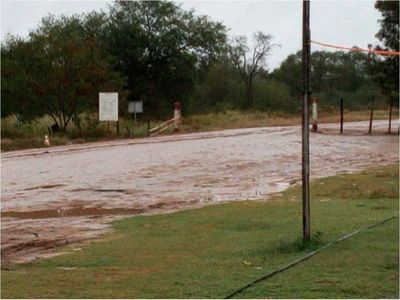 Lluvia trae alivio y pone intransitables caminos del Chaco