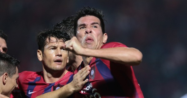 Futbolistas y dirigentes firman un acuerdo