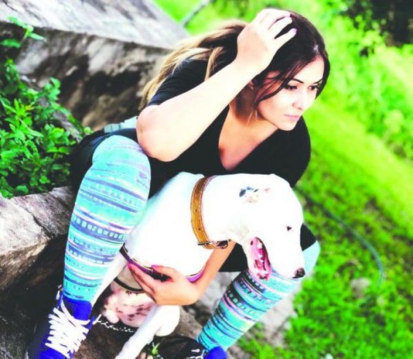 Acusan a exmodelo de robar un perrito