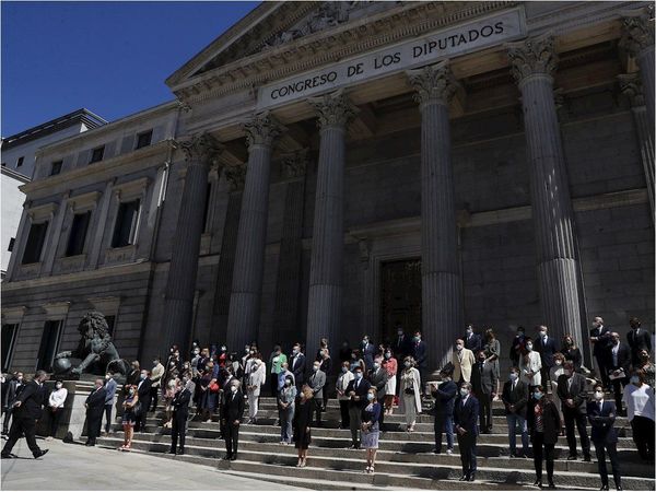 España termina luto en silencio para recordar a muertos de Covid-19