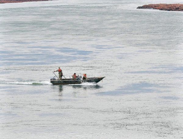 A un mes del vuelco de canoa en el río Paraná, un joven sigue desaparecido