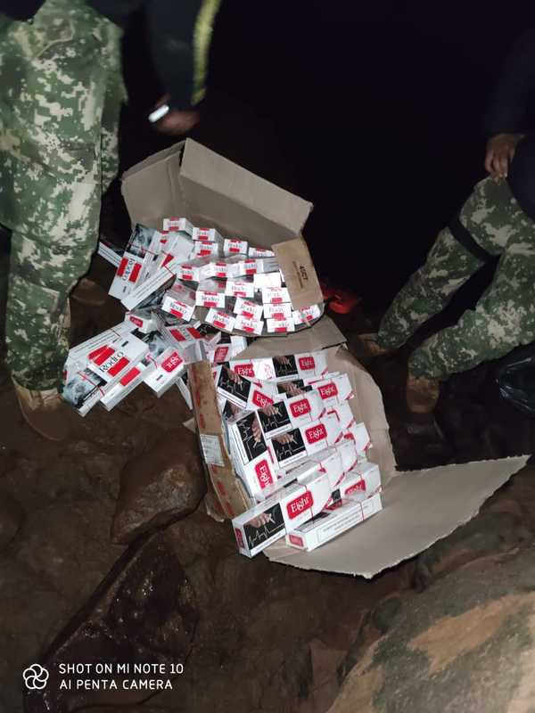 Marinos incautan embarcación cargada con ropas y cigarrillos a orillas del Paraná