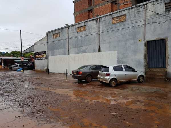 Borraron el “estacionamiento para clientes”, pero siguen ubicando sus vehículos en vereda