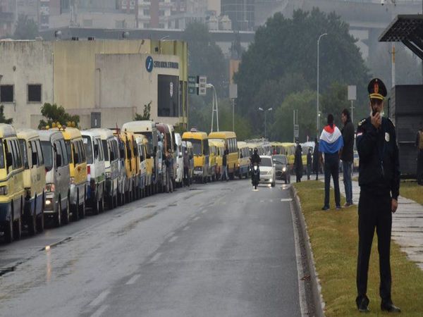 Transportistas escolares piden subsidio tras cierre de colegios · Radio Monumental 1080 AM